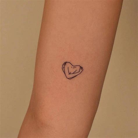 20 tatuajes de corazones: pequeños, simples,。